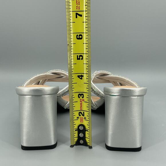 NEW Bella Vita Women’s Carmen Heeled Slip on Sandals Silver Size 8WW - Picture 4 of 10